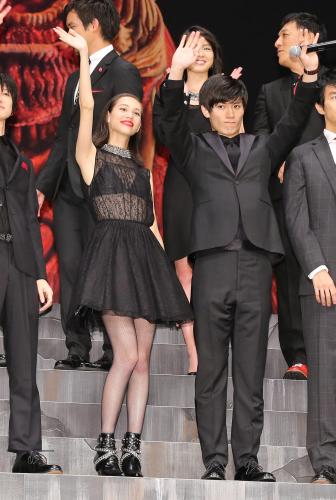 映画「進撃の巨人」舞台あいさつで観客に手を振る水原希子（左）と三浦春馬