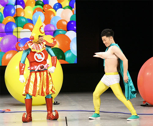 お披露目された「ドリルマン」に扮する吉田裕（右）。左は兄という設定の「先っちょマン」こと間寛平