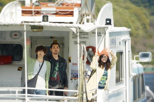 映画「モヒカン故郷に帰る」の中で、まだおなかが大きくなる前の前田敦子と共演の千葉雄大（左）、松田龍平