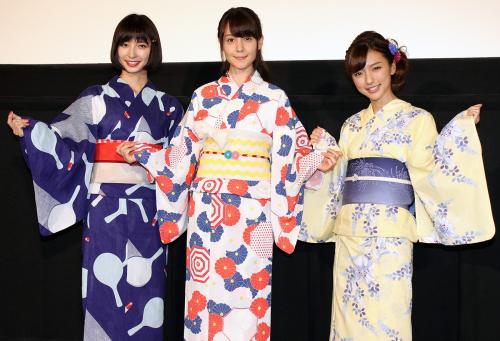 浴衣姿で主演映画「リアル鬼ごっこ」夏祭りイベントを行った（左から）篠田麻里子、トリンドル玲奈、真野恵里菜