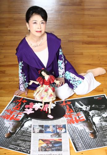 １人芝居「横浜ローザ」のポスターや人形を前に戦争や平和への思いを語る五大路子