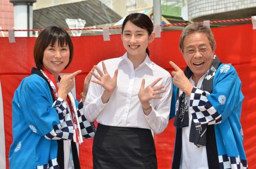 ドラマ「東京ウエストサイド物語」のロケ取材会に出席した（左から）水町レイコ、早見あかり、北島三郎