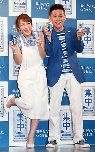 サントリー「集中リゲイン」記者発表で新商品を手に笑顔を見せる鈴木奈々（左）と柳沢慎吾