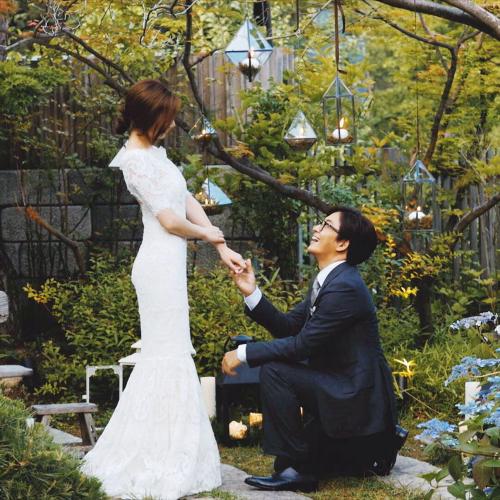 27日、韓流スターのペ・ヨンジュンが写真共有アプリ「インスタグラム」に掲載した結婚記念写真。結婚式での写真ではありません
