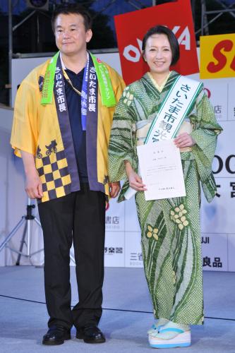 「さいたま市観光宣伝部長」委嘱式に登壇した（左から）清水勇人さいたま市長、高橋由美子