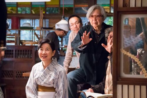 「母と暮せば」で吉永扮する母親・伸子と、演出中の山田洋次監督