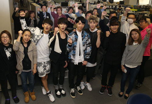スポニチ大阪本社に来社した韓国の５人組ユニット「ＭＹＮＡＭＥ」のメンバー（左から２人おいて）セヨン、チェジン、ジュンＱ、コヌ、インス