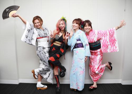 新ユニットを結成することになった４人は浴衣姿で笑顔を見せる（左から）中村あゆみ、寺田恵子、杏子、相川七瀬