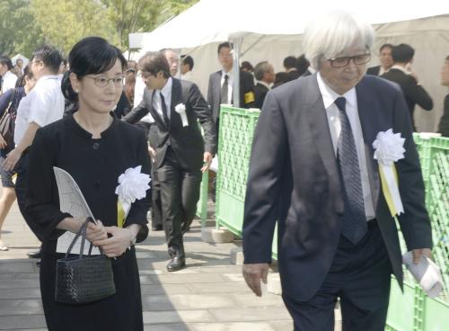 平和祈念式典に参列した吉永小百合（左）と山田洋次監督