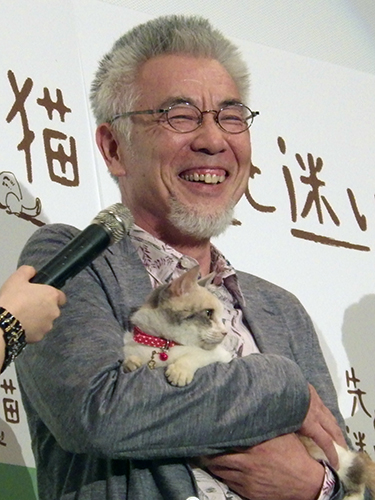 ５年ぶりの主演映画「先生と迷い猫」の完成披露イベントに出席したイッセー尾形と“共演”の猫・ドロップ