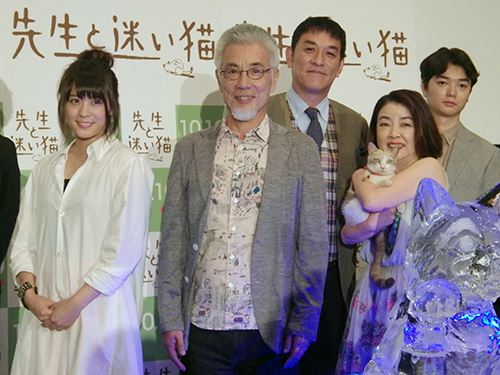 映画「先生と迷い猫」の完成披露イベントに出席した（左から）北乃きい、イッセー尾形、ピエール瀧、岸本加世子、染谷将太