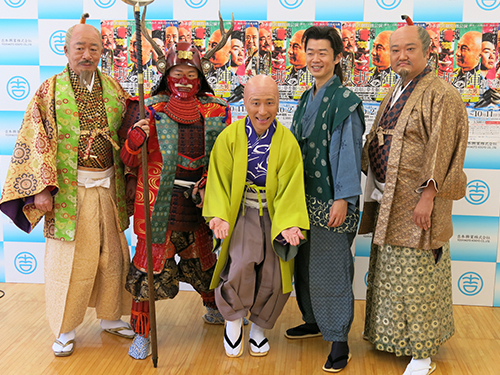 会見で笑顔をみせる（左から）島田一の介、吉田裕、すっちー、清水けんじ、烏川耕一