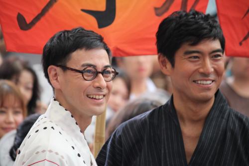 「刑事７人」キャストトークショーに浴衣姿で登場した鈴木浩介（左）と高嶋政宏