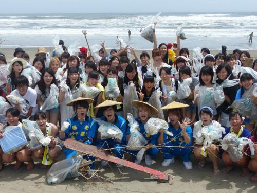 千葉県九十九里浜のゴミ拾いを行ったｄｉｓｈ のメンバー 左から ｍａｓａｋｉ ｔａｋｕｍｉ ｒｙｕｊｉ ｔｏ ｉ スポニチ Sponichi Annex 芸能