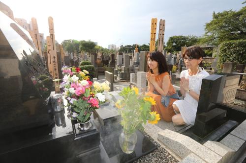 故・坂本九さんの墓前に手を合わせる長女・大島花子（左）と妻・柏木由紀子