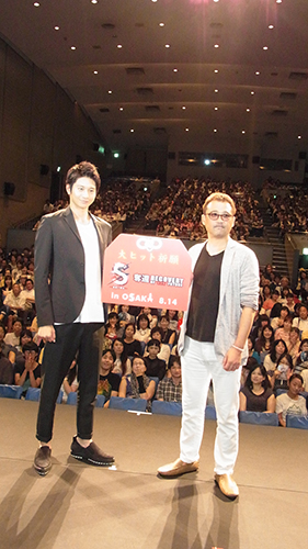 大阪で主演映画「Ｓ―最後の警官―奪還」の舞台あいさつを行った向井理（左）と平野俊一監督
