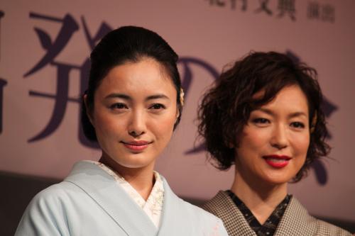 舞台「放浪記」で林芙美子を演じる仲間由紀恵（左）とライバル役の若村麻由美