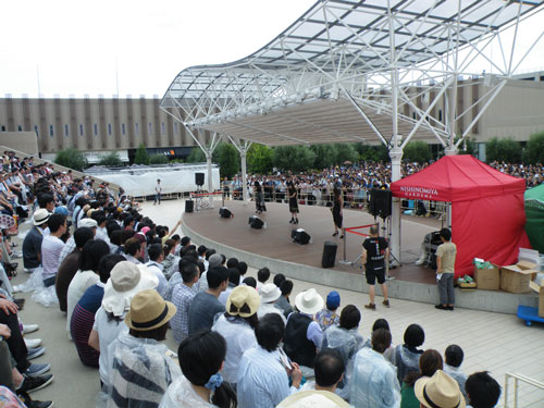阪急西宮ガーデンズで１０００人のファンを前に新曲「Ｏｎｅ　Ｌｉｇｈｔ」の発売記念ライブを行ったＫａｌａｆｉｎａ