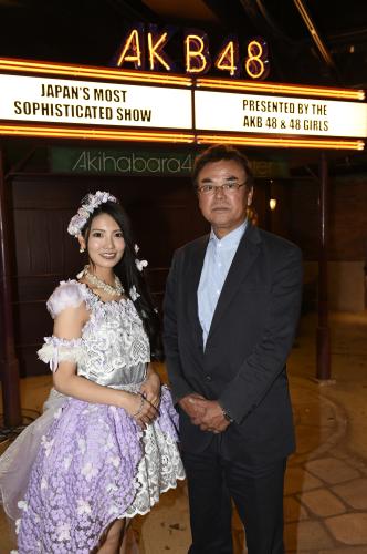 終演後、ＡＫＢ劇場の前で記念撮影する倉持明日香と父・倉持明氏（Ｃ）ＡＫＳ