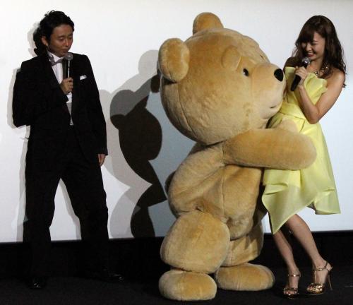 「テッド２」日本語吹き替え版の完成披露で、テッドから抱きつかれる小嶋陽菜。左は有吉弘行