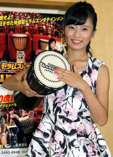 オフィシャルサポーターを務める「ドラムストラック」のパフォーマーと公演をＰＲした小島瑠璃子