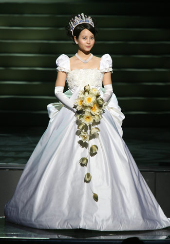 ２００８年、桂由美ブライダルショーでウエディングドレス姿を披露した堀北真希。３億円のアフロディーテの宝冠を身につけ登場