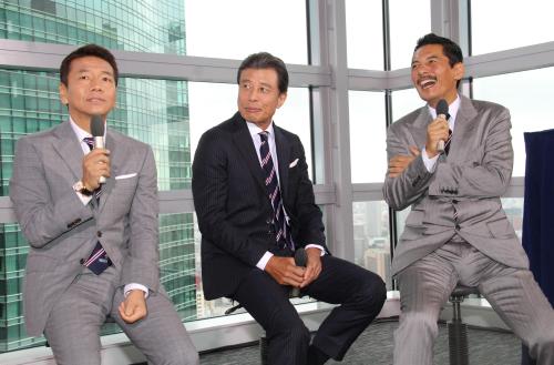 「ラグビーＷ杯２０１５イングランド」制作発表に出席した（左から）上田晋也、舘ひろし、平尾誠二氏