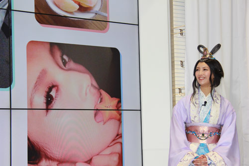 ａｕの人気ＣＭ「三太郎シリーズ」で演じている乙姫の姿で登場した菜々緒。フルーツを食べる写真も公開