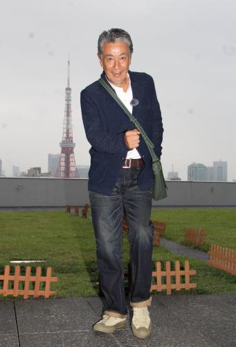 テレビ朝日「じゅん散歩」囲み取材で、東京タワーをバックにポーズを取る高田純次