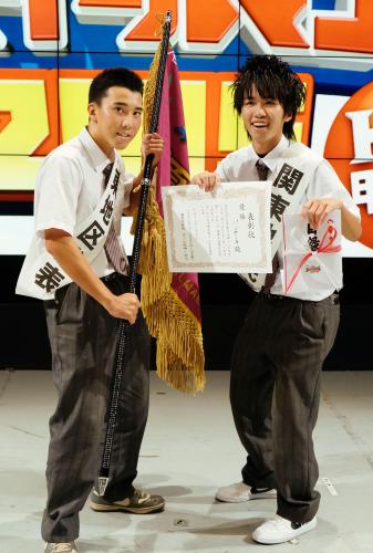 「ハイスクールマンザイ２０１５」で優勝したコンビ「パンケーキ」の矢島裕也さん（左）と松尾裕人さん