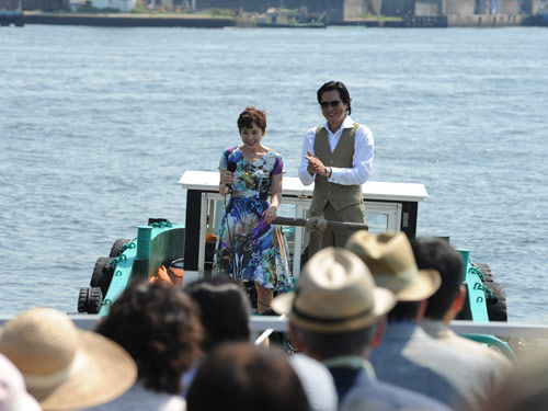 大阪湾で船上シーンの撮影に臨んだ大竹しのぶ（左）と豊川悦司