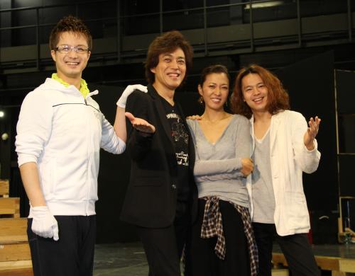 ミュージカル「ＣＨＥＳＳ」公開稽古および囲み取材で、フォトセッションに収まる（左から）田代万里生、石井一孝、安蘭けい、中川晃教