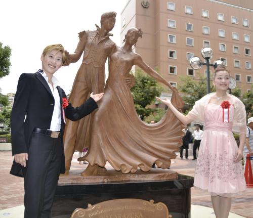 宝塚歌劇団１００周年を記念し制作され、披露されたモニュメント。左は花組の水美舞斗、右は城妃美伶