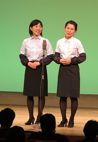 １回戦に登場した大阪府職員の藤京子さん（左）と大阪市職員の福田恵さんコンビ