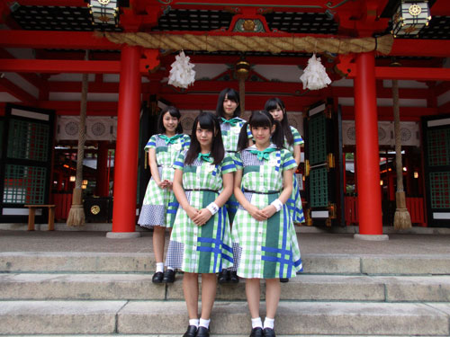 生田神社でヒット祈願を行ったコウベリーズのメンバー