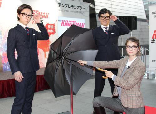 映画「キングスマン」イベントでアンブレラシアターを体験したマギーと「流れ星」の瀧上伸一郎（左）、ちゅうえい（右）