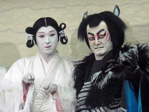 京都・南座で新作歌舞伎「あらしのよるに」の初日を迎え、会見を行ったオオカミの衣装の中村獅童（右）とヤギの衣装の尾上松也