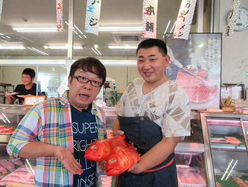 「サスエ前田魚店」の前田尚毅さん（右）に密着した「キャイ～ン」の天野ひろゆき