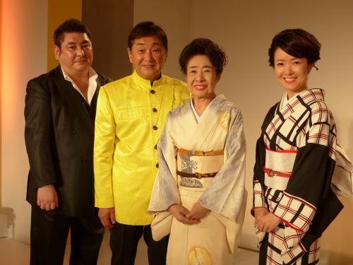 着物ショーを行った中村玉緒（右から２人目）と（左から）鴈龍、友禅作家・千地泰弘氏、田川寿美