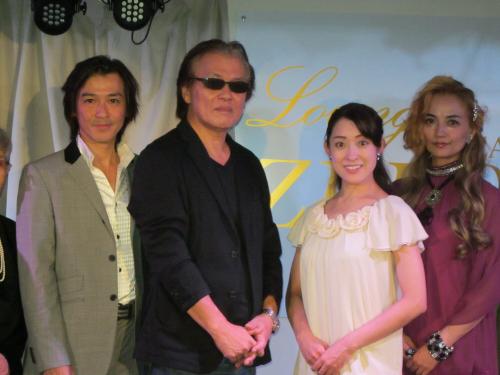 舞台「誓い」の出演者ら（左から）正木慎也、演出家の甲斐智陽氏、主演の麻樹ゆめみ、嘉月絵理