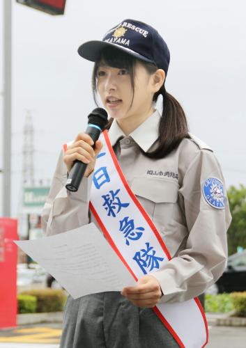 岡山市西消防署の一日救急隊長を務めたタレントの桜井日奈子