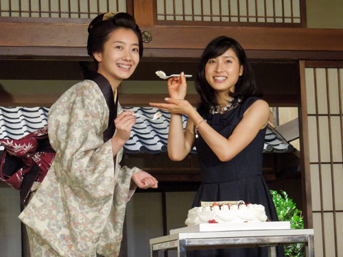 差し入れの特製ケーキを食べさせる土屋太鳳（右）と波瑠