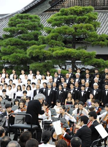 京都市の世界遺産・二条城で行われた特別演奏会。小澤征爾さん（左下）が指揮をした