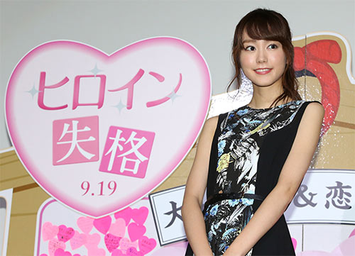 映画 ヒロイン失格 の舞台挨拶で記念撮影に応じる桐谷美玲 スポニチ Sponichi Annex 芸能