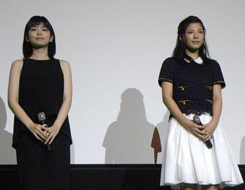 大阪市内で舞台あいさつした石井杏奈（右）と小芝風花