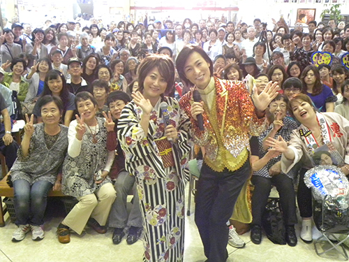 ６００人の観客を前にデュエット曲を披露した山内惠介と水谷千重子