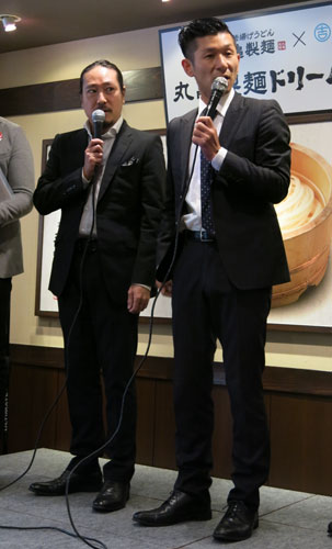 会見に出席した笑い飯の西田幸治（左）と哲夫