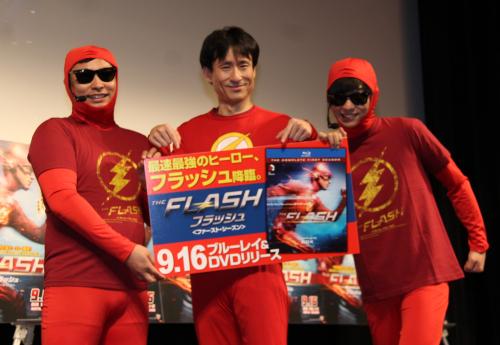 海外ドラマ「ＴＨＥ　ＦＬＡＳＨフラッシュ」日本初上陸記念特別イベントに登場した「８・６秒バズーカー」のはまやねん（左）、田中シングル（右）となだぎ武（中央）