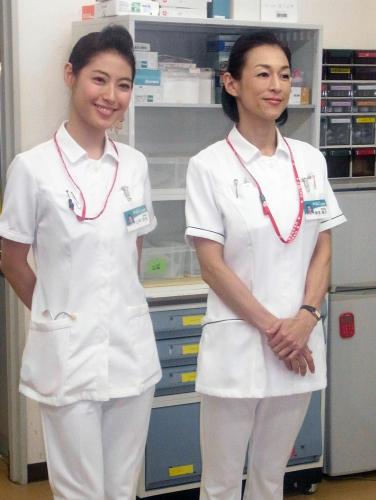 看護師役を演じるＮＨＫドラマ１０「わたしをみつけて」のロケを報道陣に公開した瀧本美織（左）と鈴木保奈美