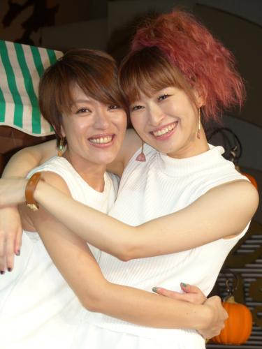 デビュー曲を披露した「ＥＲＩＨＩＲＯ」の今井絵理子（左）と島袋寛子